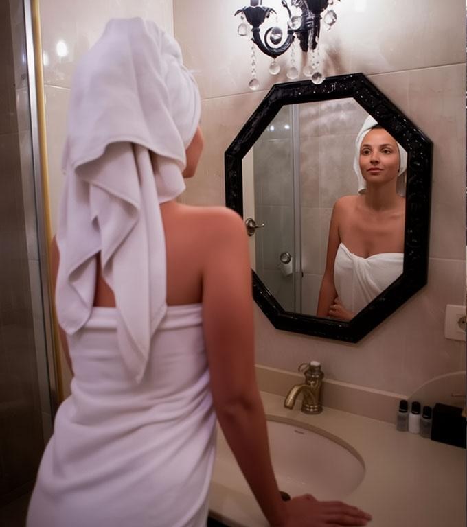 Ziua de naștere a prietenei. Dacă invitața ar fi știut ce o așteaptă, probabil că nu s-ar fi grăbit. Sofia stătea în hol, în fața oglinzii, privind cu atenție la reflecția ei, ca și cum ar fi căutat pe cineva necunoscut.