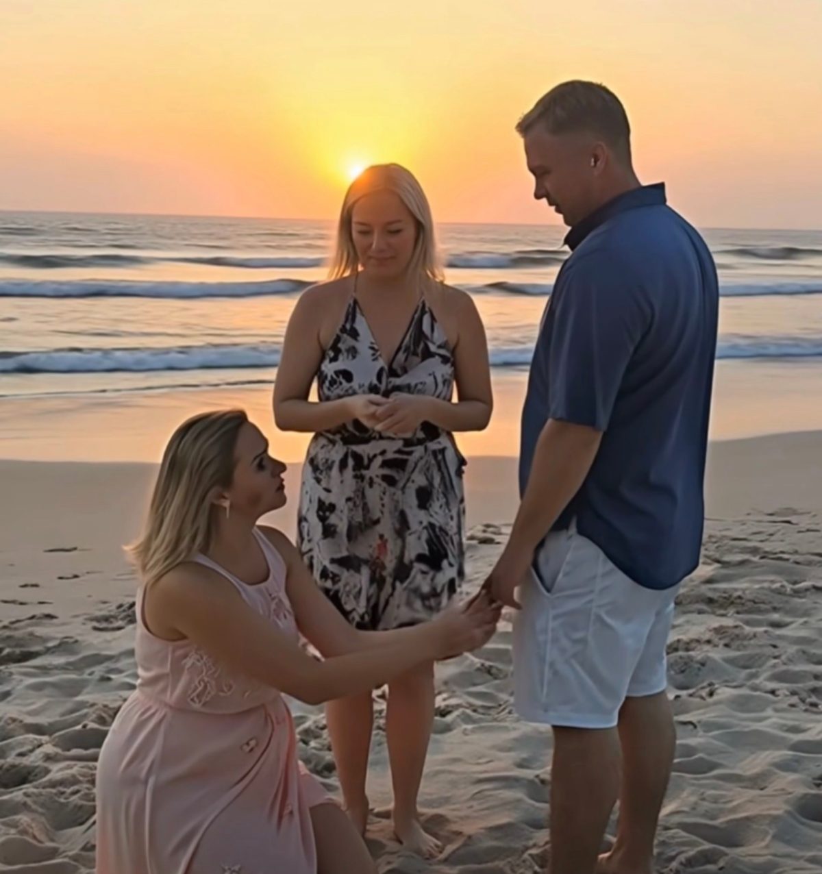 Unerwartete Begegnung Ich entspannte mich mit Peter am Strand, als eine Frau auf uns zukam, sich vor ihm hinkniete und seinen Namen ausrief.