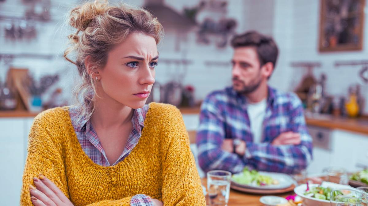 — Na, készen állsz mára? — Mark hangja a folyosóról durván csengett, az utcai hidegtől és fáradtságtól terhelten.