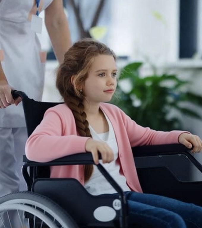 Siedzę na wózku inwalidzkim i czekam na mamę, która nie wróciła. Nieznajomy znalazł jej rozbity telefon i zadzwonił do mnie.