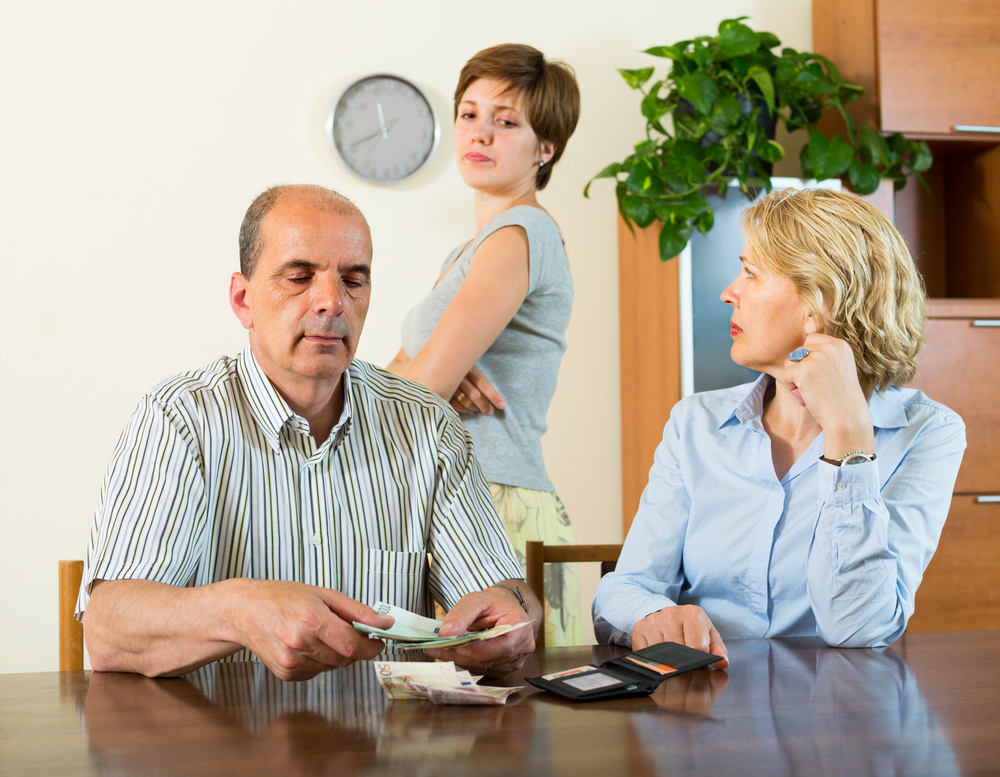 – Biztosan nehéz egy ekkora házat fenntartani kerttel és földdel. – mondta a szüleinek. – És mi, Anton és én, azt gondoltuk, hogy jobban járunk vidéken.