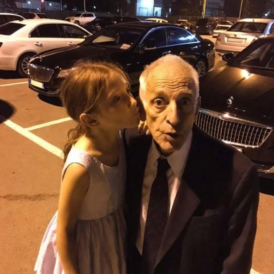 «Dyaden’ka, tuda nel’zya — vam tormoza pererezali», — prosheptala devochka millioneru na parkovke. Gul moschnoy vytyazhki podzemnoy stoyanki biznes-tsentra perekryval shagi.